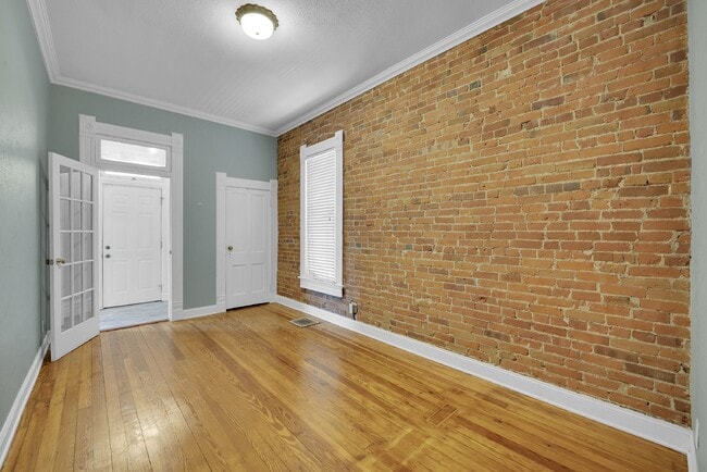 Building Photo - $2,495, 2-bed, 1-bath Victorian in the hea...