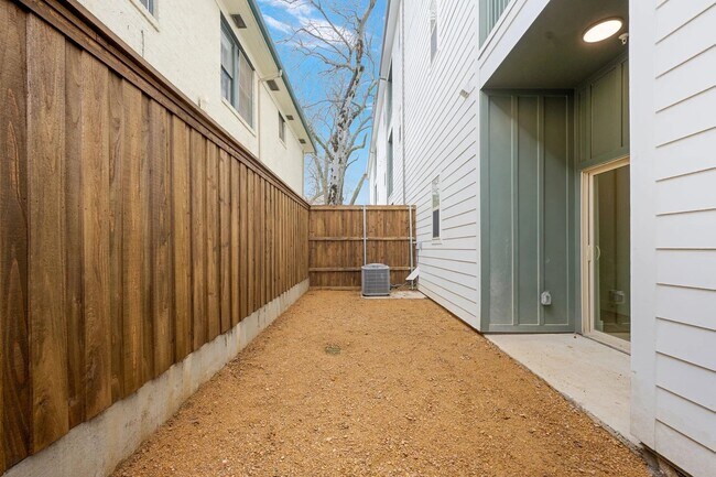 Building Photo - 5313 Reiger Ave