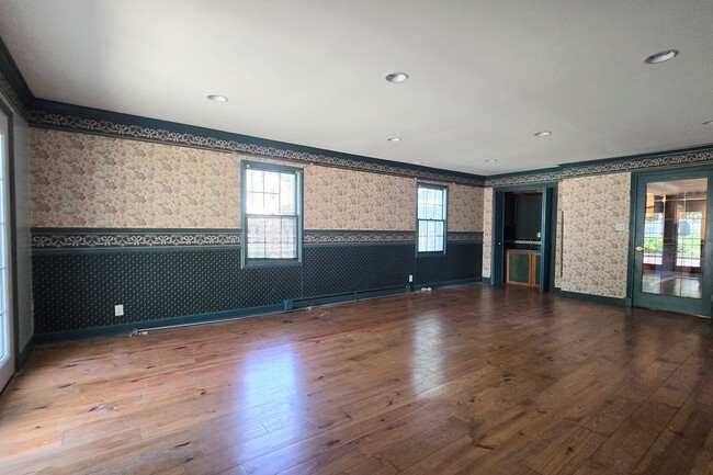 Building Photo - 600 Dewey St