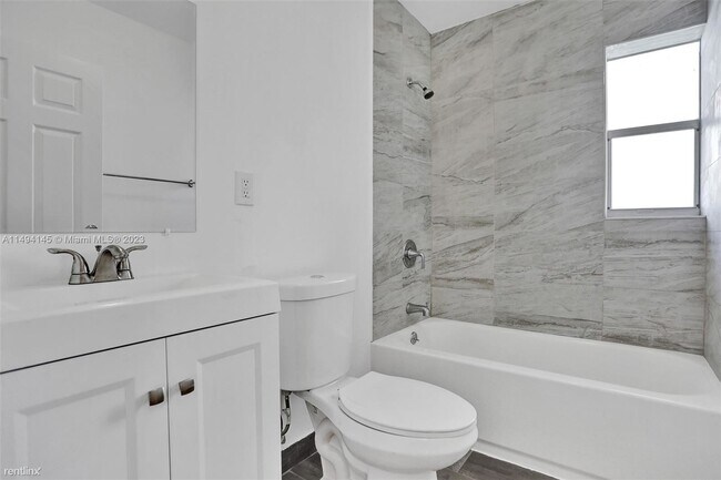 Building Photo - 3 br, 2 bath House - 242 SW 9th St # 1