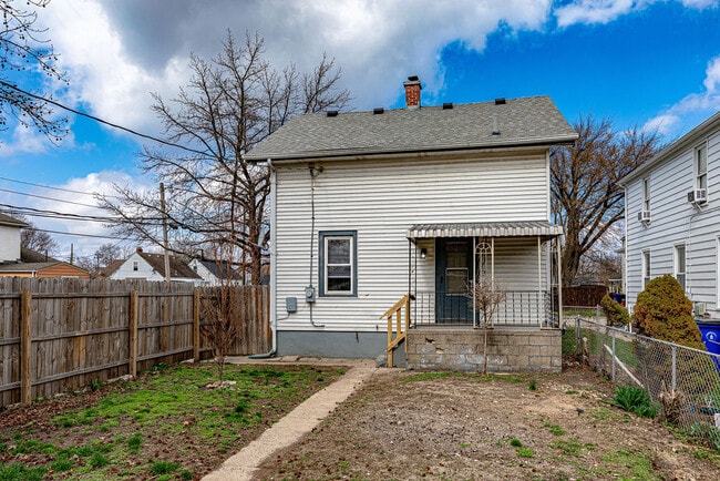 Building Photo - 1103 Reservoir St