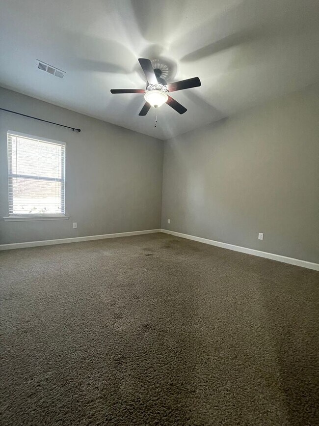 Building Photo - Great location in Sherwood