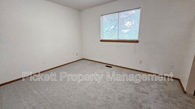 Building Photo - 12220 Ravena Pl NW