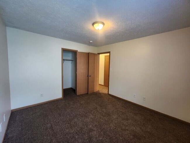 Building Photo - Enjoy comfortable living in this spacious all-electric home