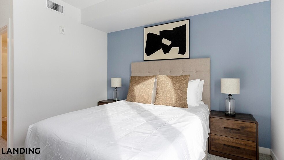 Building Photo - 707 S Farmer Ave