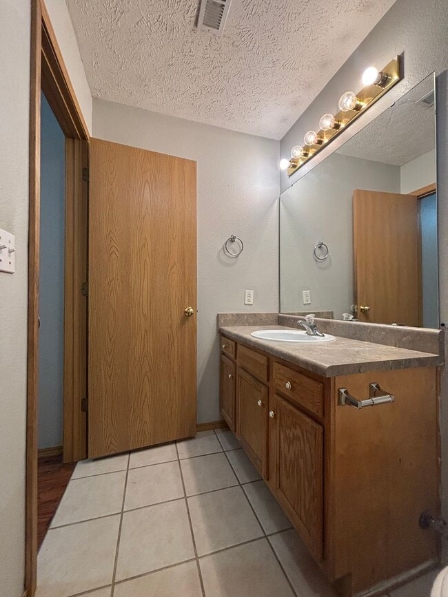 Building Photo - Recently remodeled 3 bedroom 2 full bathro...