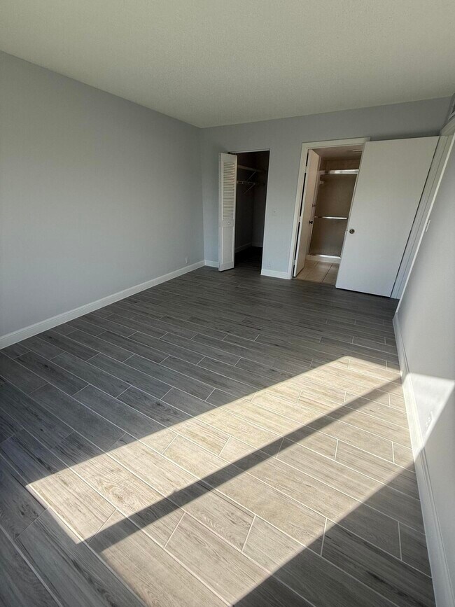 Building Photo - 811 Sky Pine Way