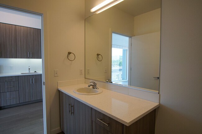 Building Photo - Fabulous Top Floor Sellwood 1-Bedroom with Condo-Grade Finishes!