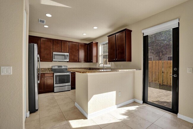 Building Photo - Gorgeous Townhome in Parkland