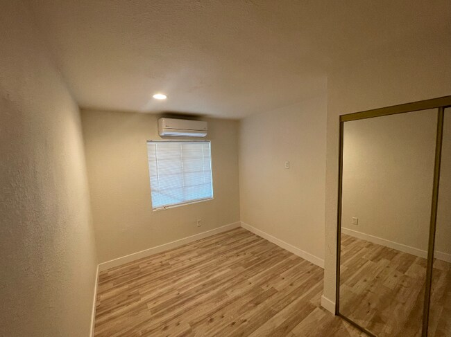 Building Photo - 542 E Barnard St