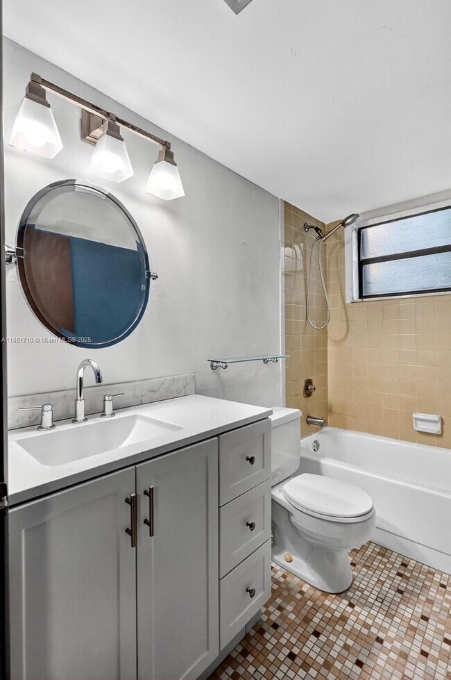 Building Photo - 2924 Collins Ave