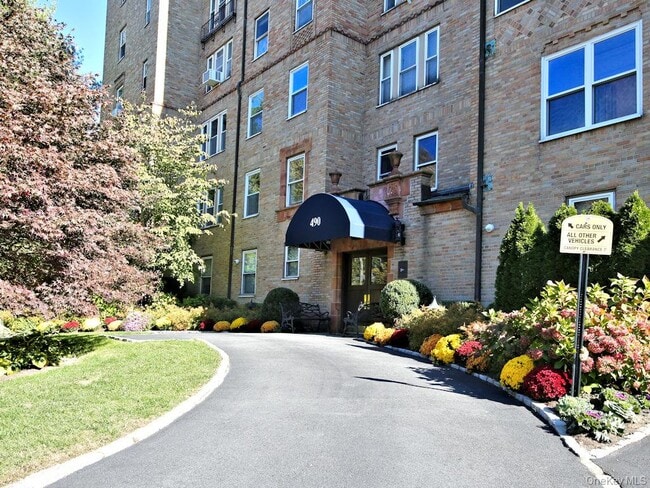 Building Photo - 490 Bleeker Ave