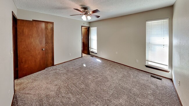 Building Photo - Lovely 3 Bedroom 2 Bath Home in Western He...
