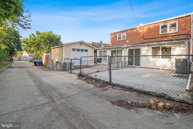 Building Photo - 643 47th St