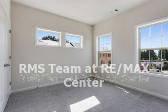 Building Photo - 1650 Mountain Top Ln