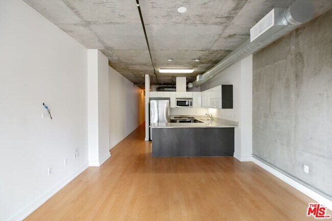 Building Photo - 645 W 9th St