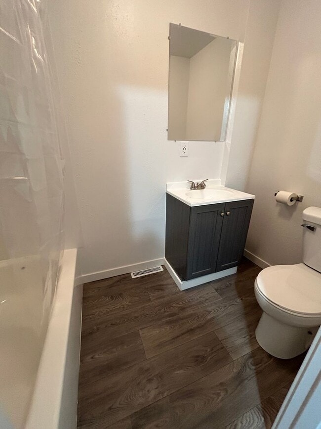 Building Photo - 3 Bedroom 2 Bathroom Apartment Near Gundersen