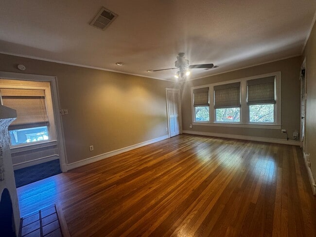 Building Photo - Cute 2 bedroom, 1 bath upstairs duplex in ...