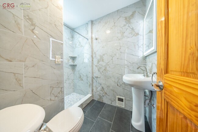 Building Photo - Bright and Sunny 3 bed 1 bath