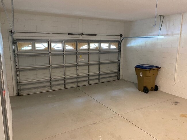 Building Photo - Great 4 Bedroom 3 Bathroom Pool Home in Indian Creek