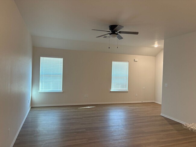 Building Photo - Three bedroom duplex in El Reno