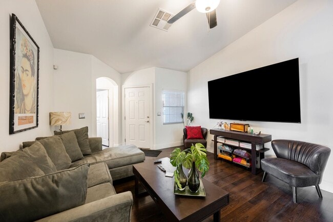 Building Photo - Beautiful 3 Bedroom Home In the Southwest
