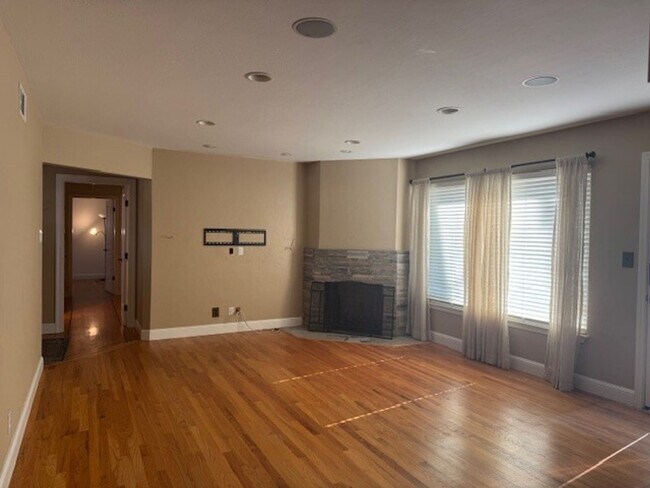 Building Photo - Beautiful Willow Glen 3 Bedroom 2.5 Bath Home.  Located in a desirable neighborhood.