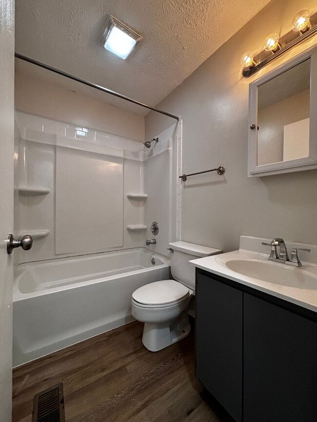 Building Photo - 2 Bed 1.5 bath Condo with Carport