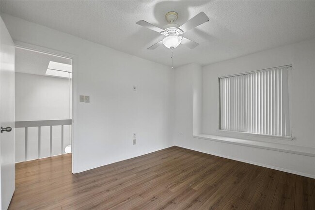 Building Photo - 2387 Crescent Park Dr