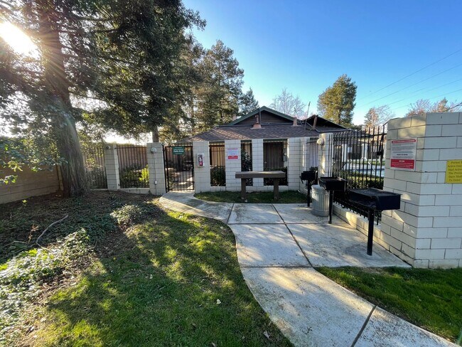 Building Photo - Beautiful Condo in Gated Community