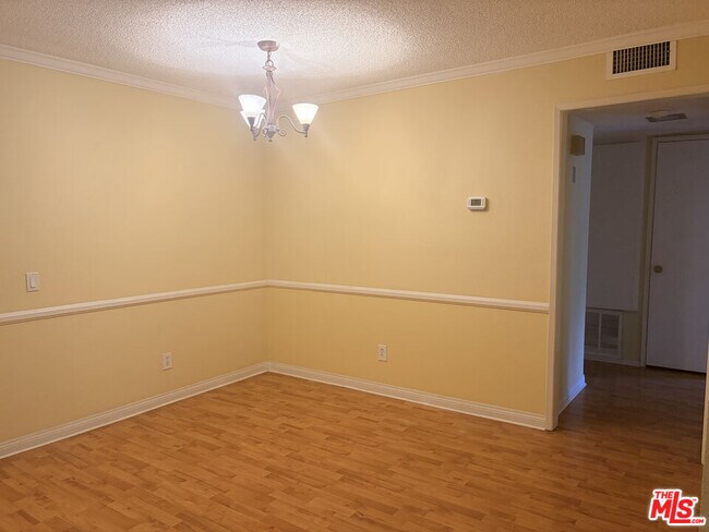 Building Photo - 805 Temple Terrace