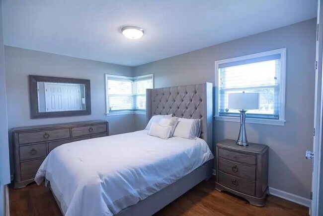 Building Photo - 614 Camellia St N E