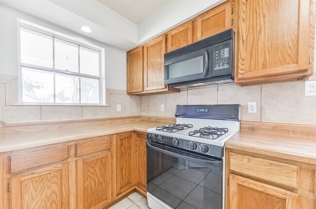 Building Photo - 16606 Burlcreek St
