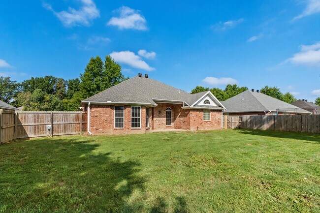 Building Photo - Bright & Beautiful 4 Bedroom Home with Fenced Yard and Modern Upgrades!