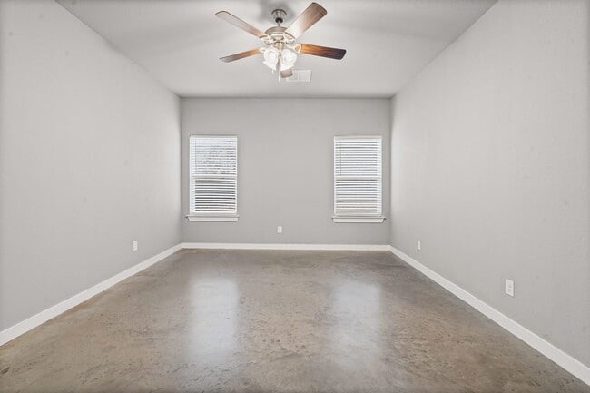 Building Photo - Amazing in Alvarado