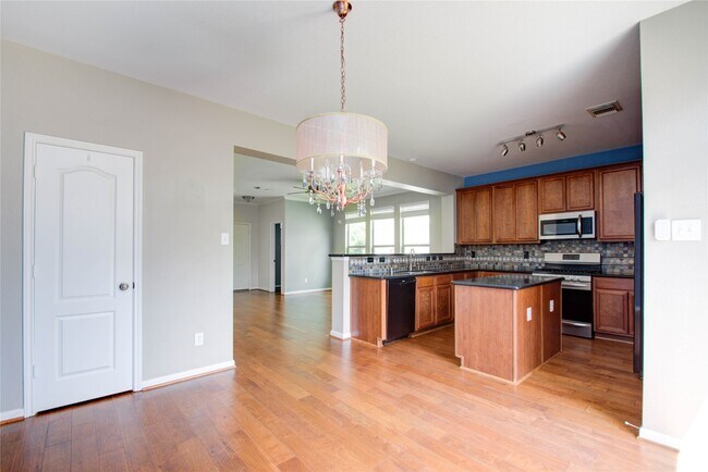 Building Photo - 16110 Limestone Lake Dr