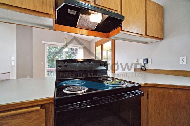 Building Photo - 4 Bedroom 2 Bathroom Home with Attached 2 ...