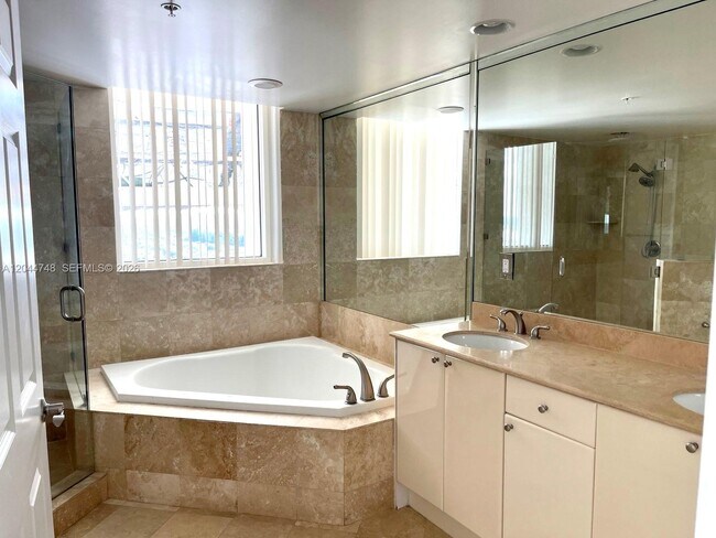 Building Photo - 1755 E Hallandale Beach Blvd