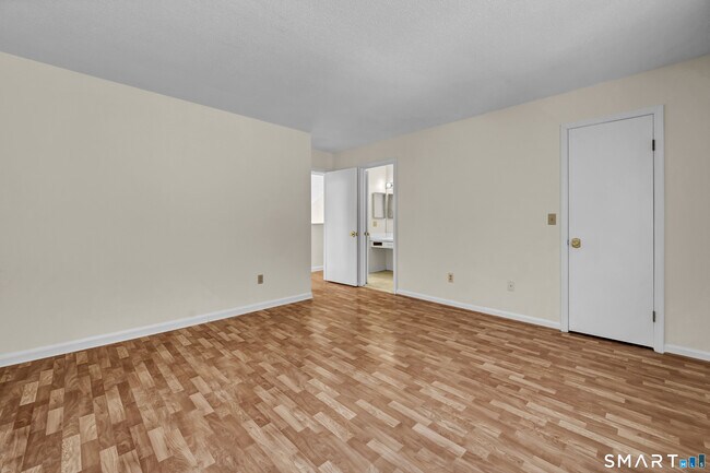 Building Photo - 925 Oronoke Rd