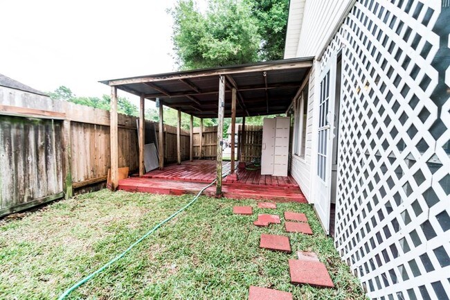Building Photo - 10746 Lakewood Oaks Dr
