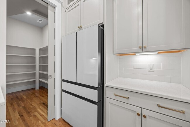 Building Photo - 916 Noisette Ct