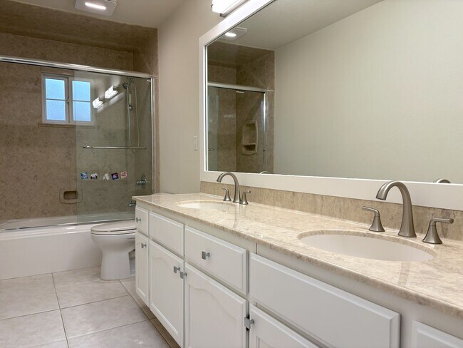 Building Photo - Beautifully Updated 4-Bedroom Home in Prime Mountain View Location!
