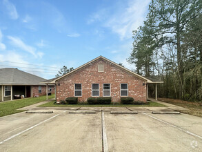 Building Photo - Tour Today! 3 Bedroom 2 Bath Duplex at Man...