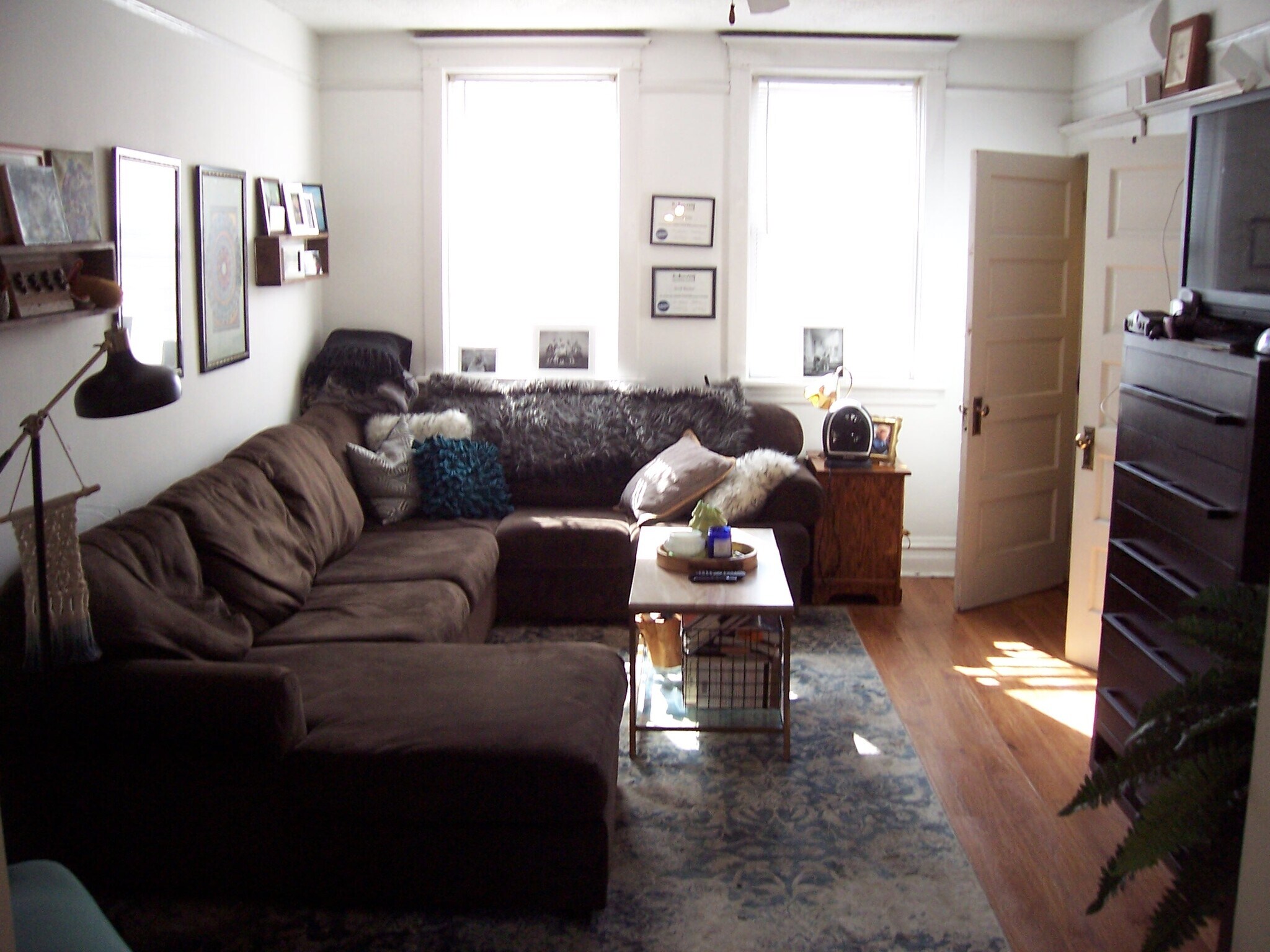 Bright LR w/sectional - 1648 W Barry Ave