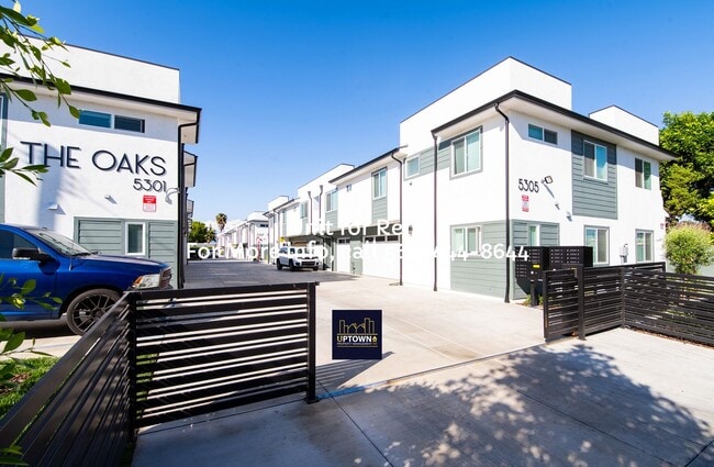 Building Photo - Townhome - 3 Bedrooms / 2 Baths - Cudahy