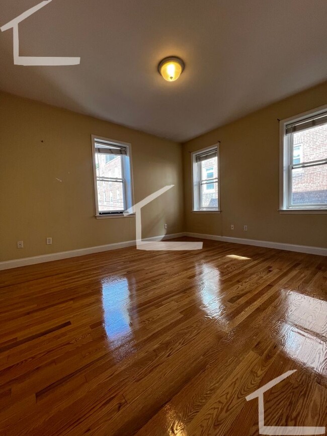 Building Photo - 9/1/25 Amazing South Campus 4BR/2BA w/balc...