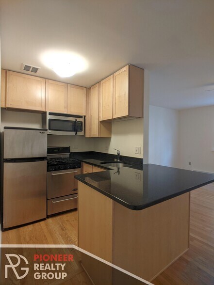 Building Photo - 630 W Wrightwood Ave