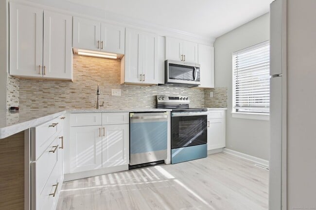 Building Photo - 335 Monticello Dr