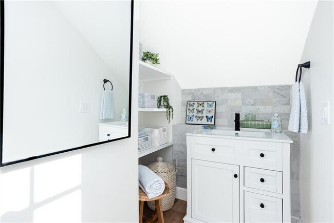 Building Photo - 4 Gladding Ct