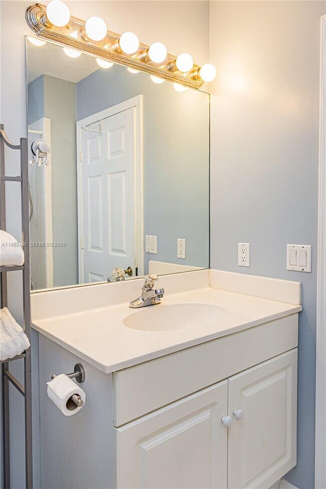 Building Photo - 1651 Hawthorne Pl